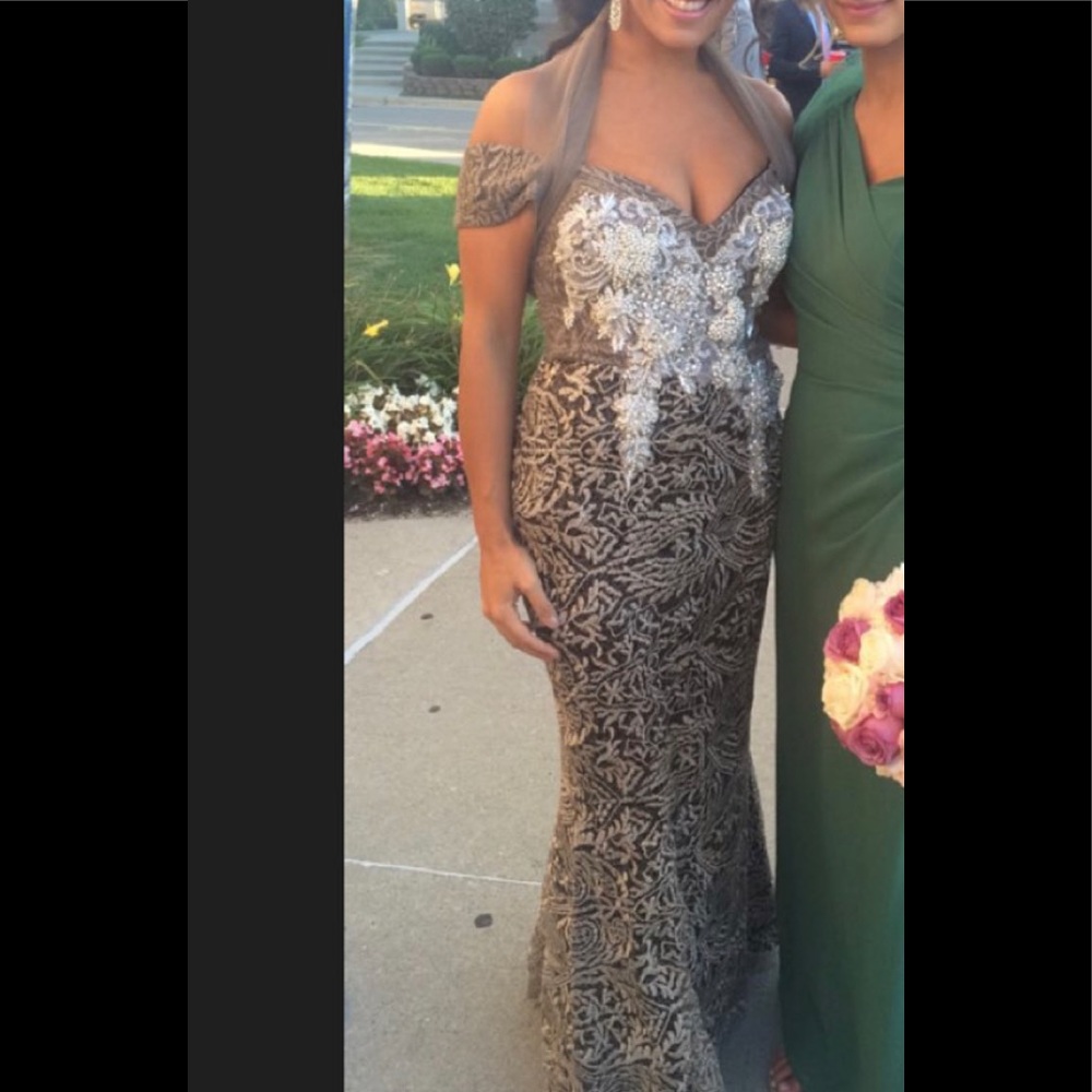 Long evening dress, off shoulder with shawl